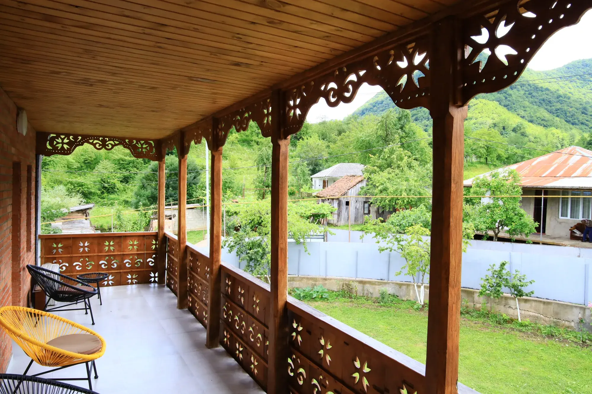 Villa Tabakini — მოჩუქურთმებული ვერანდა ხედით